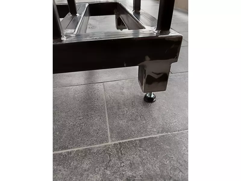 Detail view – adjustable leveling foot integrated into the steel base frame.webp